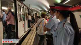 Agentes de los Mossos d'Esquadra vigilan los accesos a un vagón del Metro de Barcelona / EUROPA PRESS