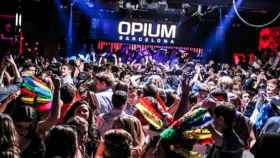 Jóvenes de fiesta en la discoteca Opium de la Vila Olímpica / OPIUM BARCELONA
