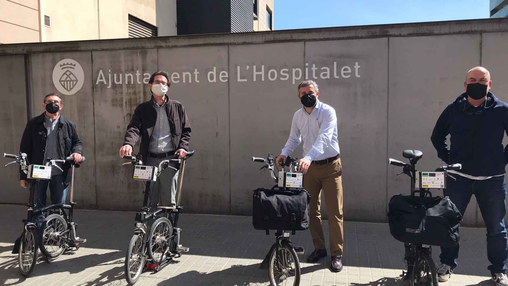 Los cuatro voluntarios que medirán la calidad del aire en bicicleta / HOSPITALET DE LLOBREGAT