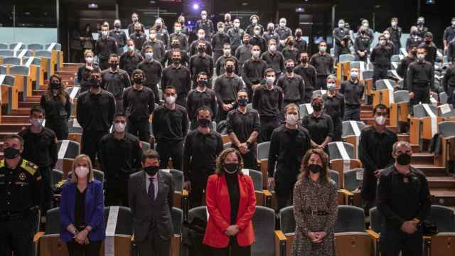 Colau y Batlle presiden el acto de presentación de los nuevos bomberos de Barcelona / AYUNTAMIENTO