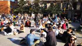 Botellón el sábado pasado en la plaza del Sol de la Vila de Gràcia / METRÓPOLI ABIERTA