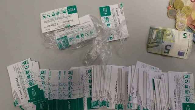 Los billetes de metro y tren falsos requisados a la detenida / MOSSOS D'ESQUADRA