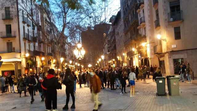 Aglomeración de personas realizando uno de los botellones habituales en el paseo del Born / CEDIDA