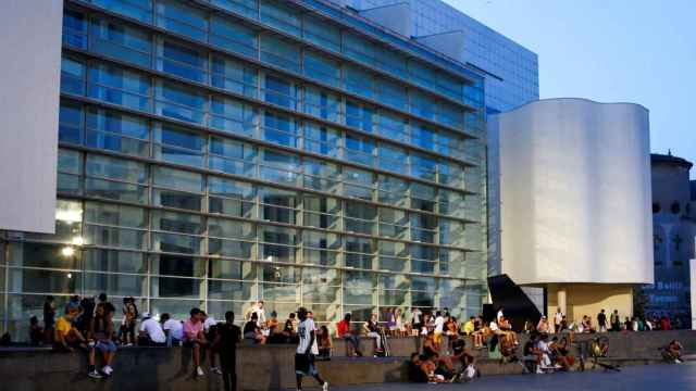 Jóvenes en la plaza dels Àngels de Barcelona / EFE - Quique García