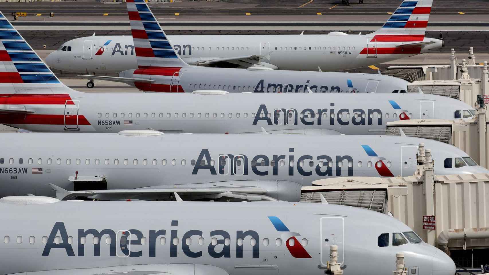 Aviones de la compañía American Airlines a punto de despegar / ARCHIVO