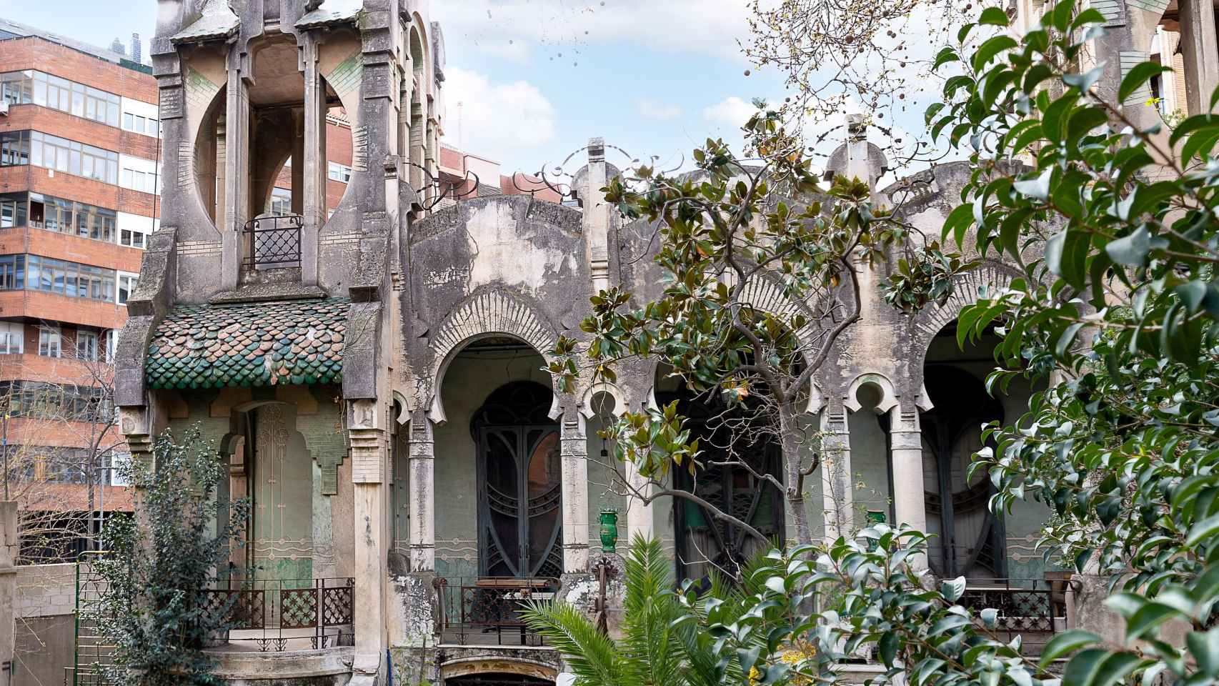 La Casa Tosquella, una joya modernista abandonada de El Putxet, en la actualidad / INMA SANTOS