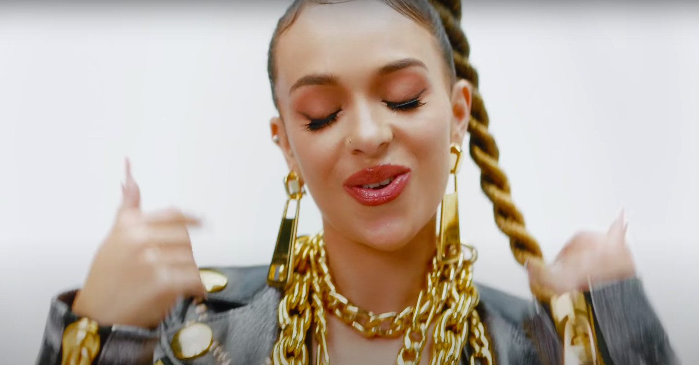 La cantante barcelonesa Bad Gyal en el videoclip de 'Blin blin', canción integrada en su nuevo EP 'Warm Up' / YOUTUBE