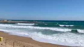 Fuerte oleaje este sábado en la playa de la Barceloneta / VERÓNICA MUR