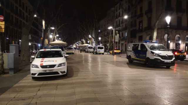 Vehículos policiales delante de la comisaría de la Urbana de Ciutat Vella, este viernes / GUILLEM ANDRÉS