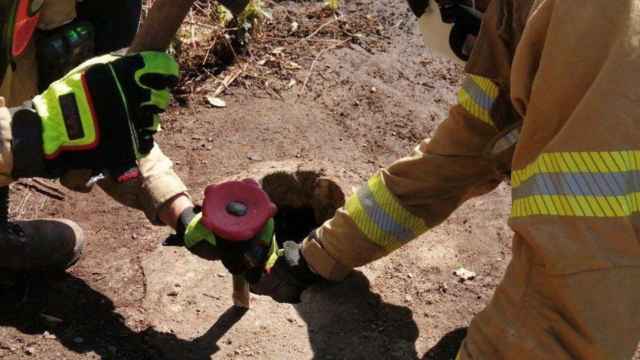 Bomberos durante la operación de rescate en Sant Boi / BOMBERS