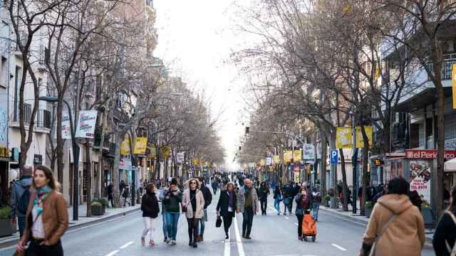 Iniciativa 'Obrim Carrers' en la calle de Sants / AJ BCN