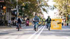 Niños en bicicleta en Gran de Gràcia / AYUNTAMIENTO