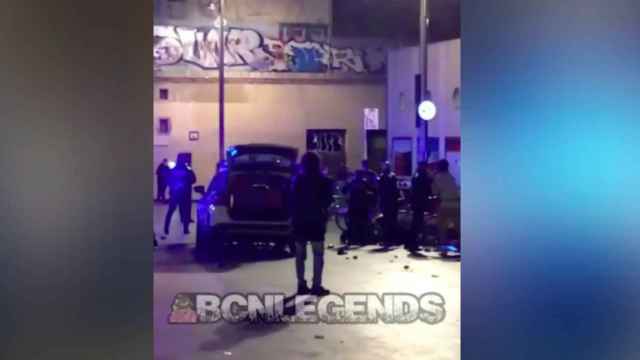 Enfrentamientos en el desalojo de un botellón en el Macba / BCNLEGENDS