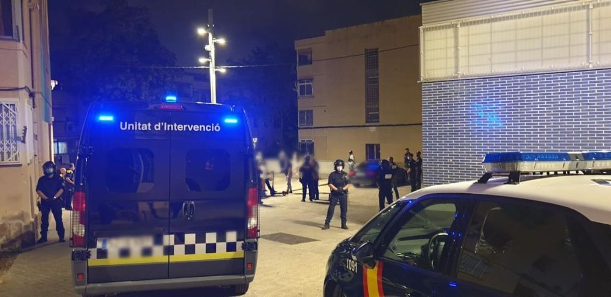 Furgoneta y agentes de los 'Yankees' en un dispositivo con la Policía Nacional en L'Hospitalet de Llobregat / SPL-CME
