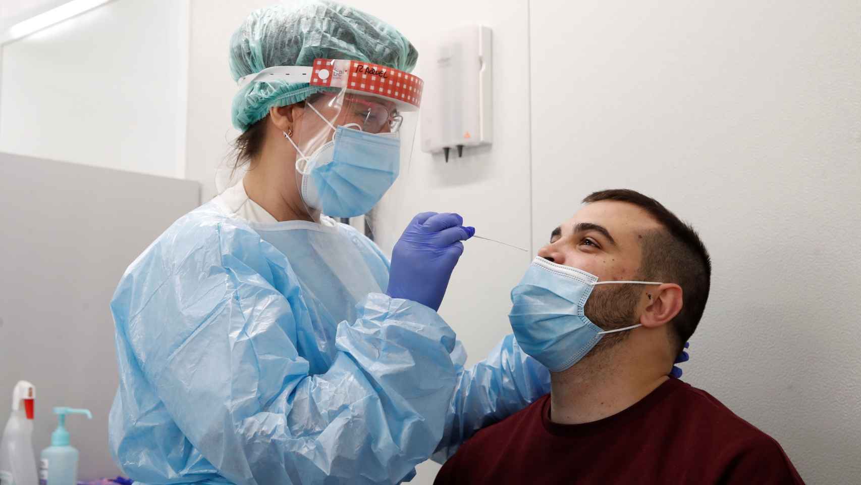 Una sanitaria hace una prueba de coronavirus en Barcelona ante un posible contagio / EFE -TONI ALBIR