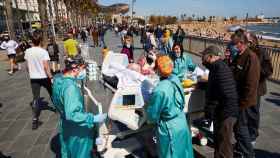 Un paciente ingresado por coronavirus en el Hospital del Mar sale al paseo marítimo de la Barceloneta / EFE - Alejandro García