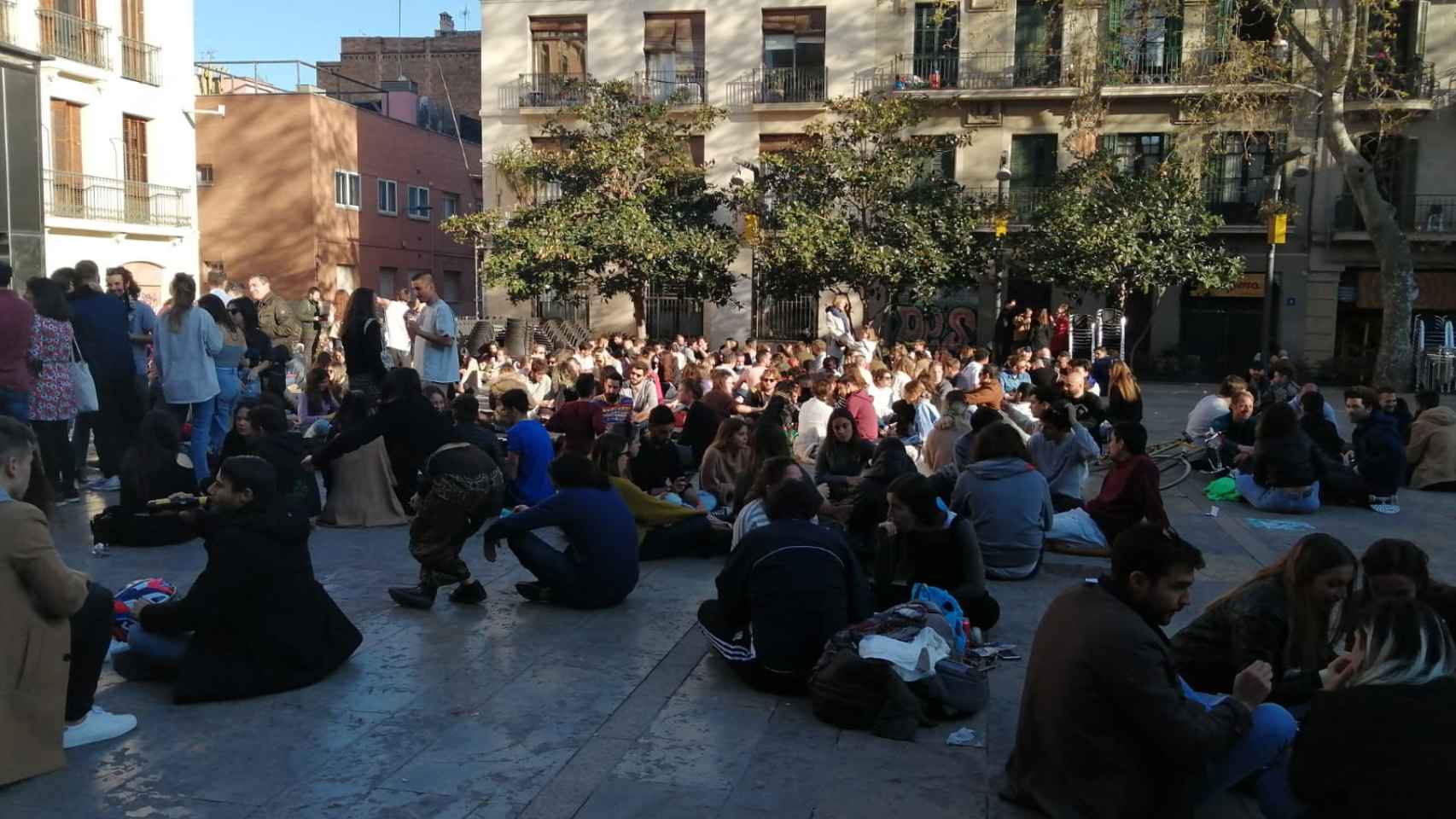 La plaza del Sol de Gràcia, llena de jóvenes esquivando a la policía durante la pandemia / METRÓPOLI ABIERTA