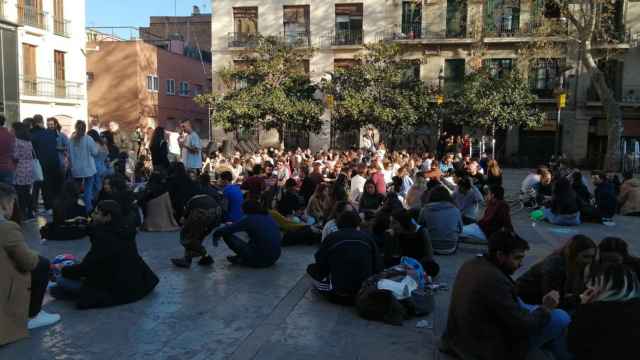 La plaza del Sol de Gràcia, llena de jóvenes esquivando a la policía durante la pandemia / METRÓPOLI ABIERTA