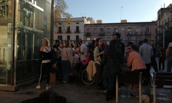 Aglomeración de jóvenes en la plaza del Sol de Gràcia / METRÓPOLI ABIERTA