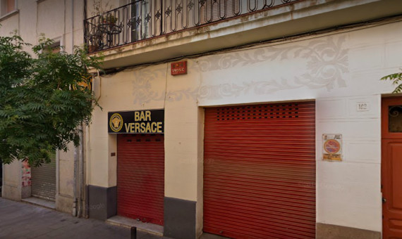 Fachada del Bar Versace, donde se originó la brutal pelea de L'Hospitalet / GOOGLE MAPS