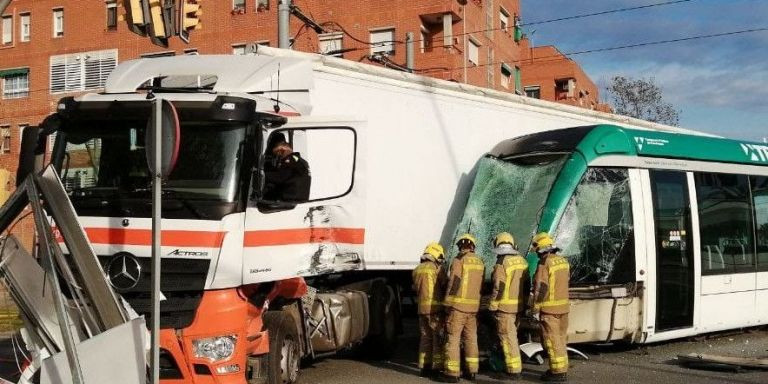 Bomberos en el lugar del accidente entre el camión y el tranvía / BOMBERS DE LA GENERALITAT