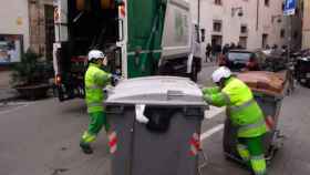Trabajadores de limpieza retiran la basura de un contenedor / AYUNTAMIENTO DE BARCELONA