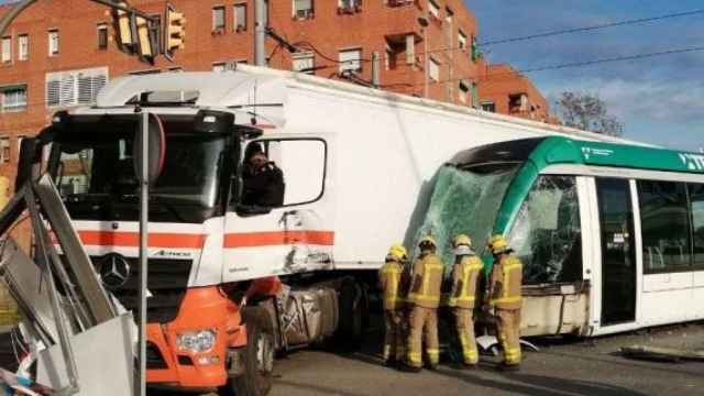 bomberos accidente tranvia camion_570x340