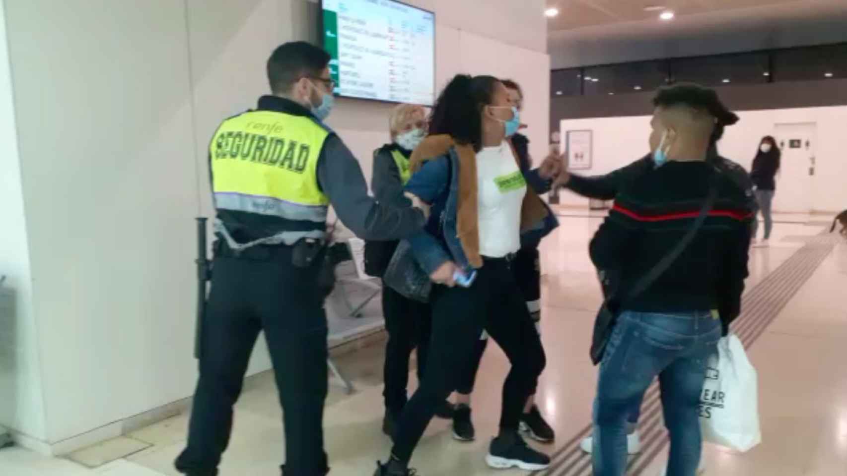 Captura de pantalla del vídeo de la agresión homófoba en la estación de Sants / CEDIDA