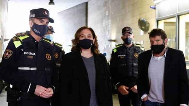 Ada Colau, entre el jefe de la Guardia Urbana Pedro Velázquez (izquierda) y el teniente de alcaldía de Seguridad Albert Batlle / EFE - QUIQUE GARCÍA