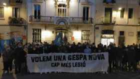 Manifestación de futbolistas del CE Europa en la plaza de la Vila de Gràcia / REDES SOCIALES
