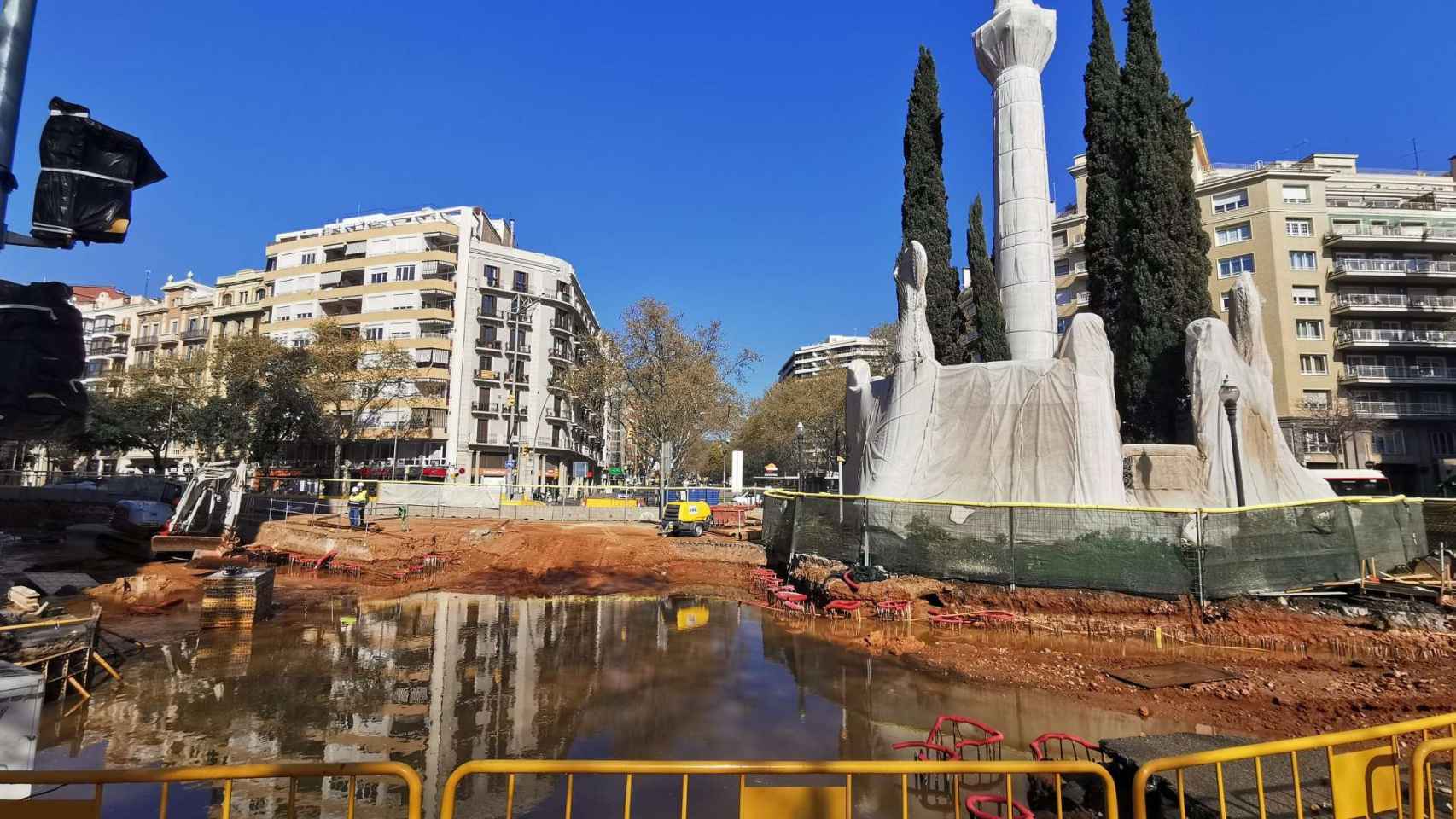 La confluencia entre Diagonal y paseo Sant Joan, inundada este martes / LENA PRIETO