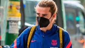 El jugador del FC Barcelona, Antoine Griezmann, de camino al aeropuerto / EFE