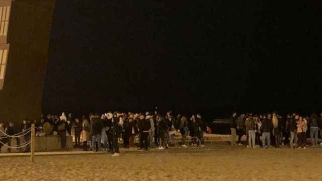 Botellón en la Barceloneta hace dos semanas / VERÓNICA MUR