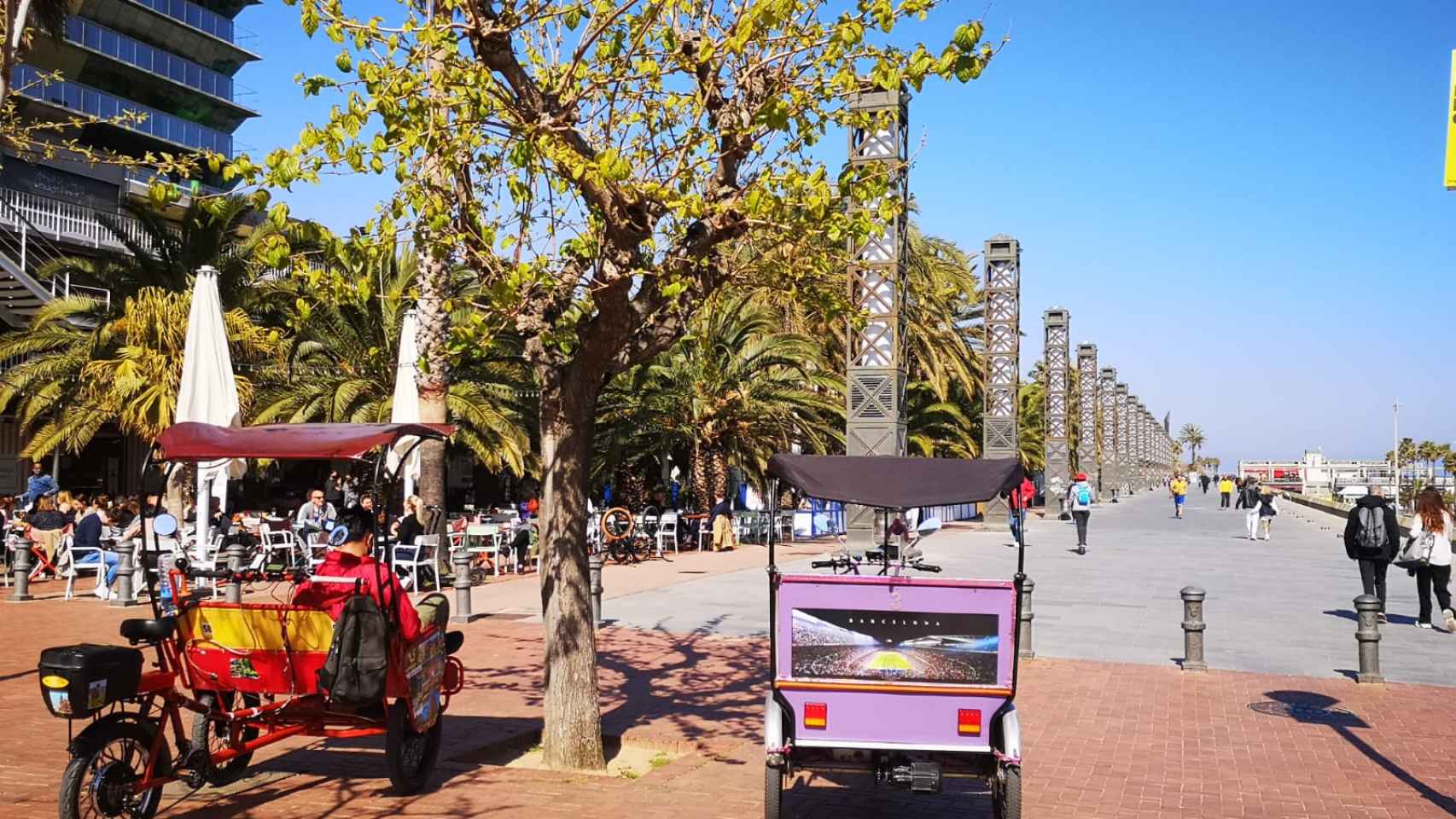 Dos 'bicitaxis' esperando clientes en el Port Olímpic / GUILLEM ANDRÉS