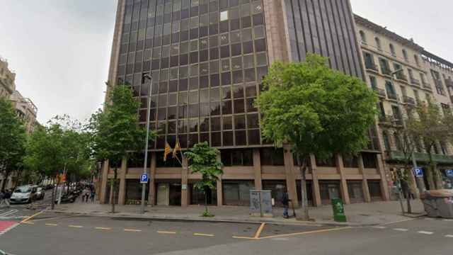 La nueva comisaría estará ubicada en este edificio de la confluencia entre Aragó y Girona / GOOGLE STREET VIEW