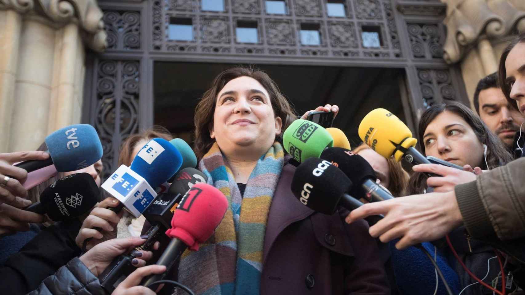 La alcaldesa de Barcelona, Ada Colau, atiende a los medios / EFE