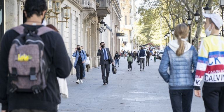 Gente camina por el paseo de Gràcia / PABLO MIRANZO (MA)