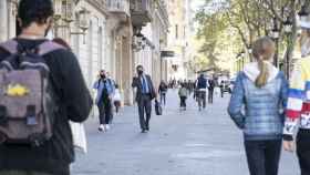 Gente paseando por el paseo de Gràcia de Barcelona