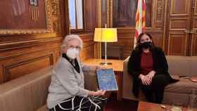 La actual síndica de Barcelona, Maria Assumpció Vilà, entrega el informe anual a Ada Colau / AYUNTAMIENTO DE BARCELONA