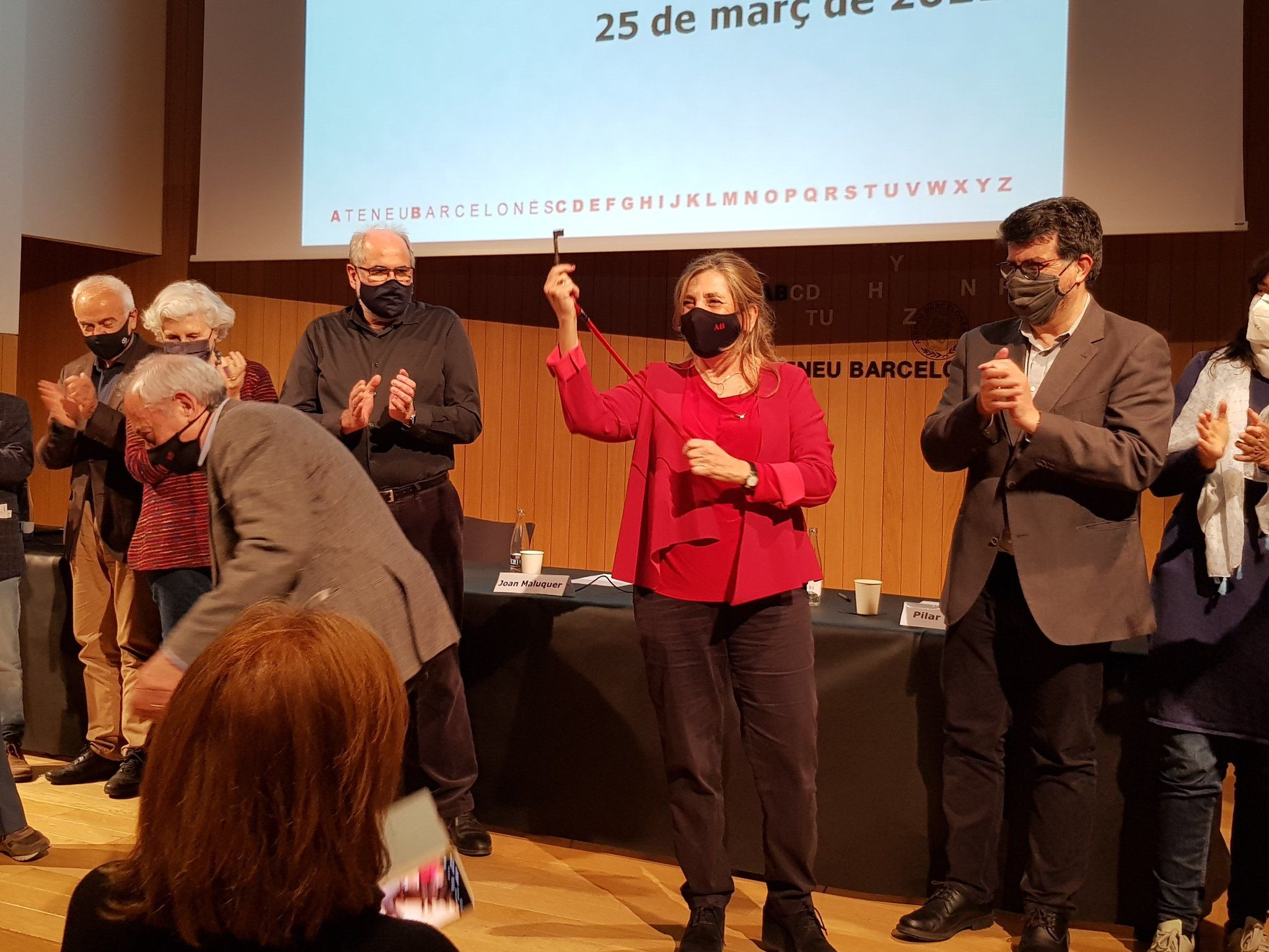 Isona Passola sostiene las 'llaves' del Ateneu Barcelonès este jueves / ATENEU BARCELONÈS