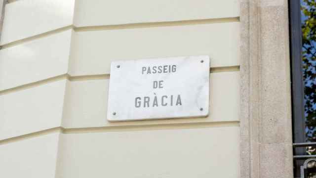 Placa con el nombre de la calle de paseo de Gràcia / MA