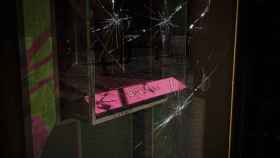 Imagen decadente del escaparate de la tienda Bulgari del paseo de Gràcia tras disturbios y los saqueos / PABLO MIRANZO