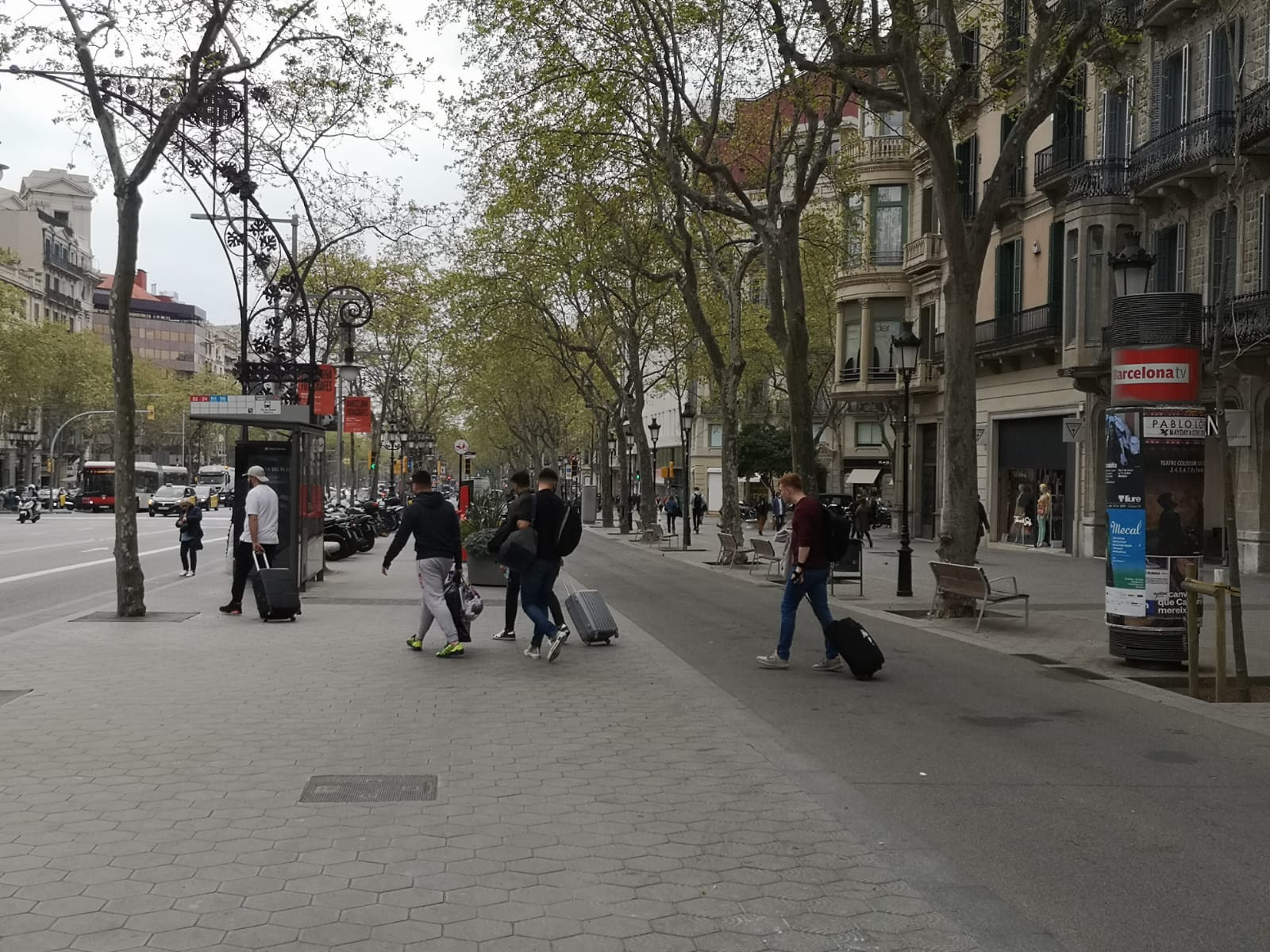 Un grupo de turistas franceses en el paseo de Gràcia de Barcelona / METRÓPOLI ABIERTA