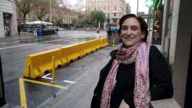 Ada Colau sonríe junto a unos bloques de hormigón en un montaje fotográfico de Metrópoli Abierta