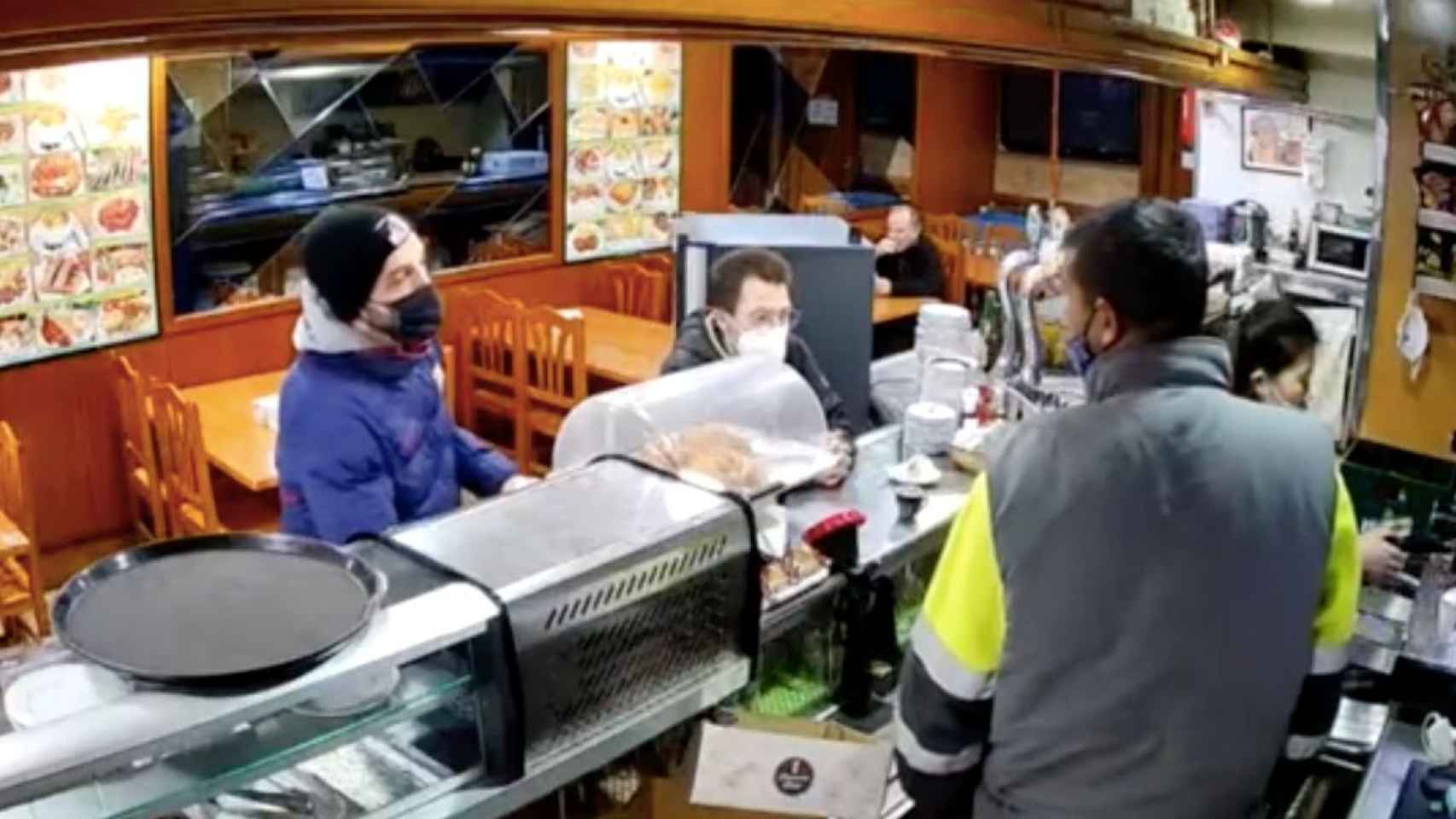 Captura de pantalla del vídeo del robo en un bar de Zona Franca / METRÓPOLI ABIERTA