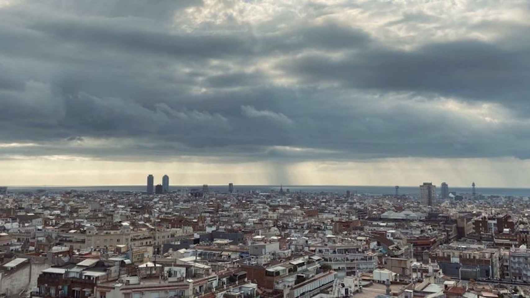 Las nubes, protagonistas de este lunes en Barcelona / REDES SOCIALES