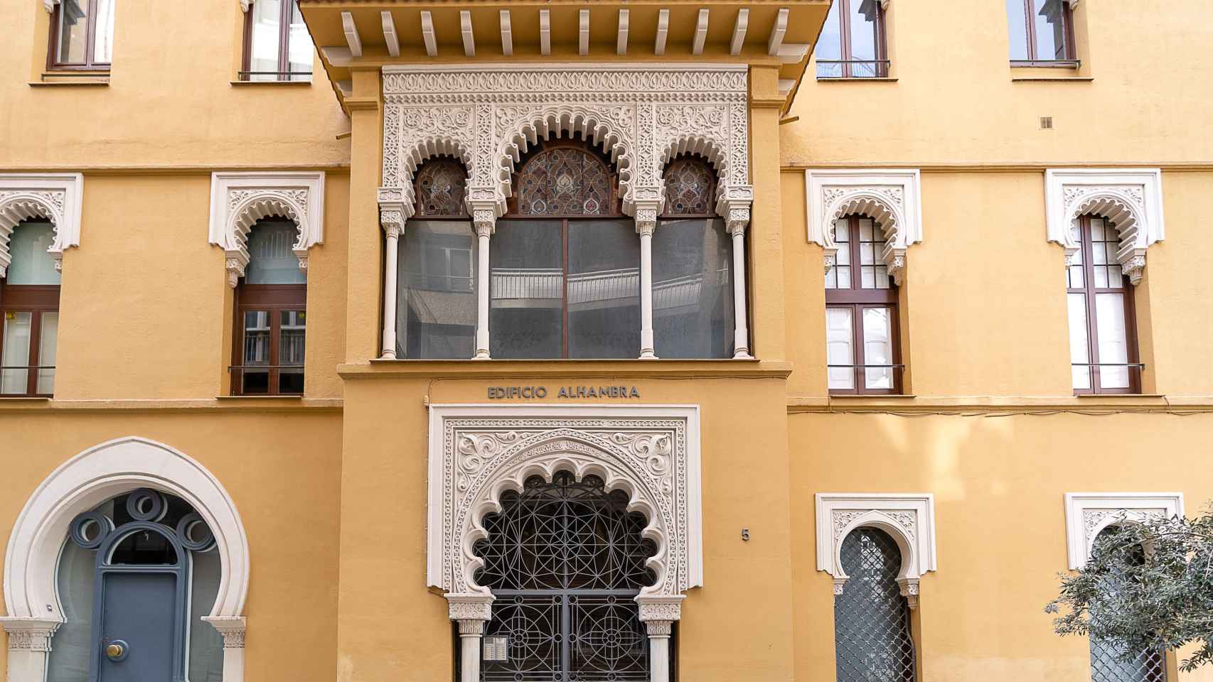 Edificio que replica la Alhambra de Granada en Barcelona / INMA SANTOS