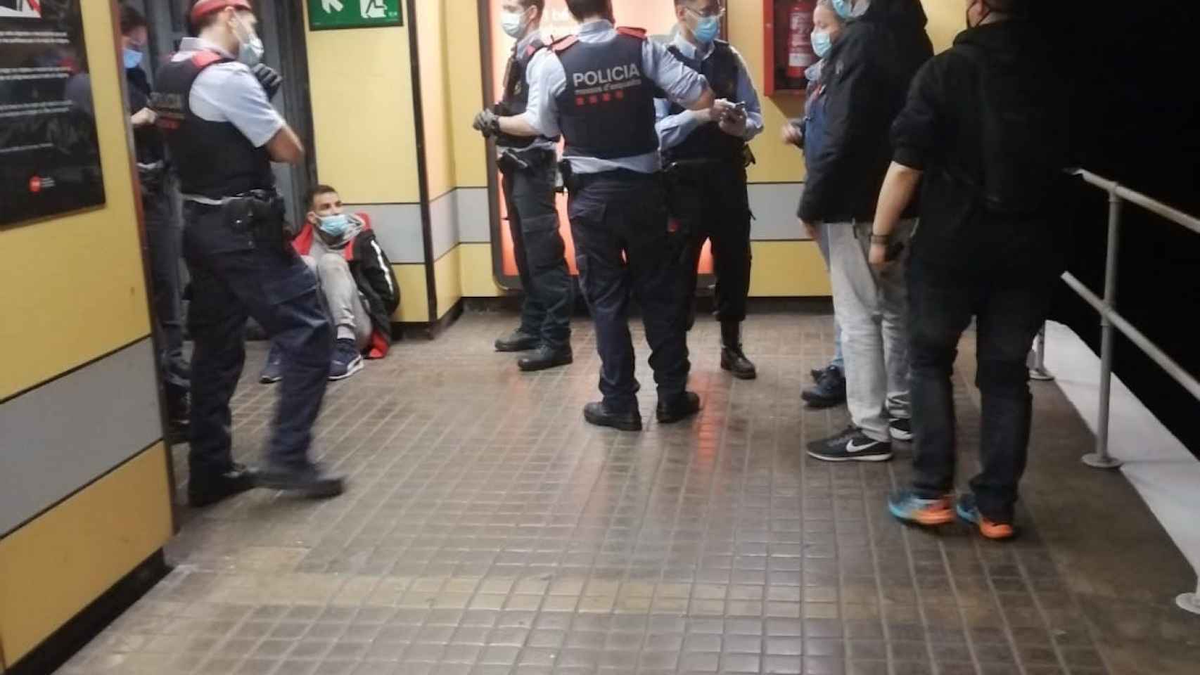 El joven, detenido después de saltar a las vías del Metro / CEDIDA