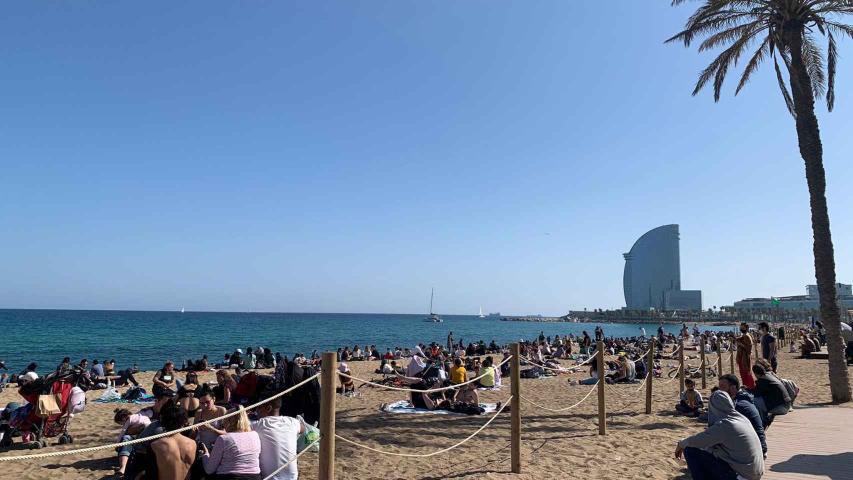 Playas a rebosar este domingo en Barcelona / METRÓPOLI ABIERTA