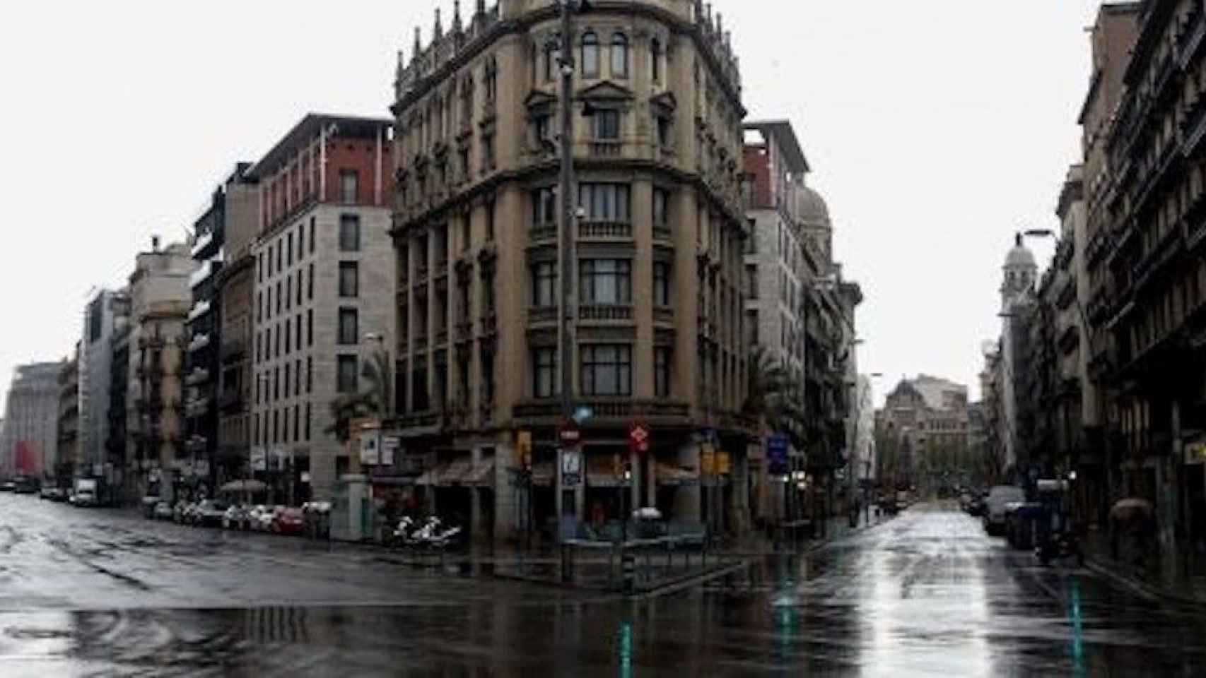 El centro de Barcelona vacío, durante el confinamiento / EFE